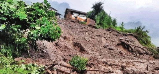 मादीमा पहिरोले दुई घरपरिवार विस्थापित
